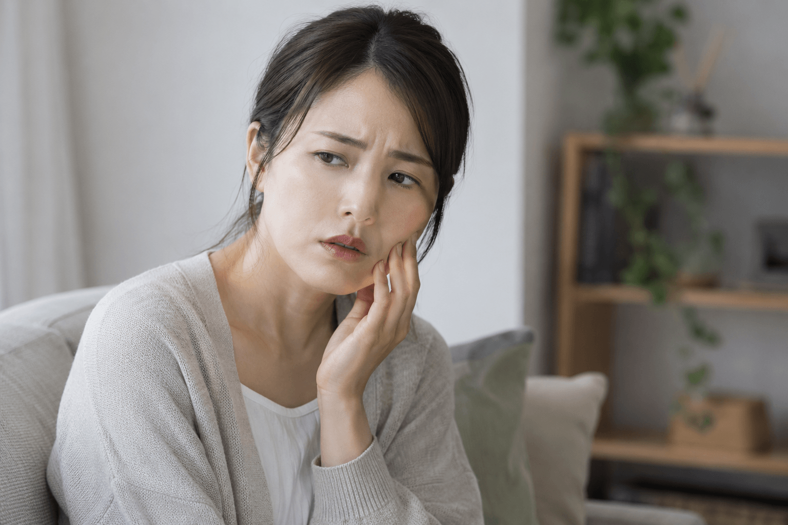 歯が欠けたまま放置した場合のリスクのイメージ