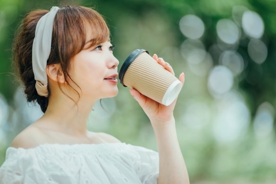 コーヒーを飲む女性