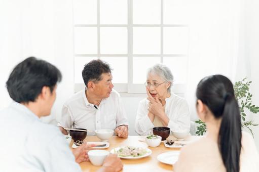 歯を痛がる年配の女性