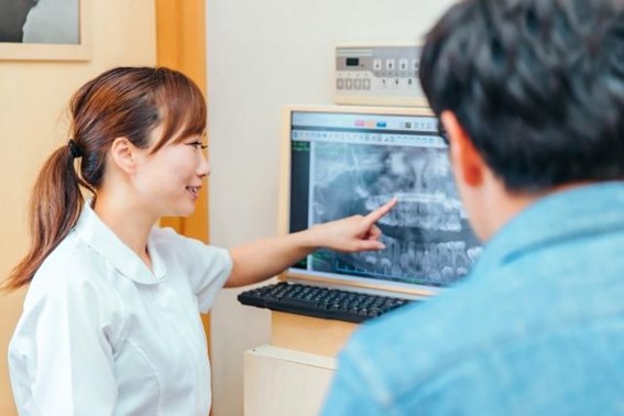 歯の診察している様子